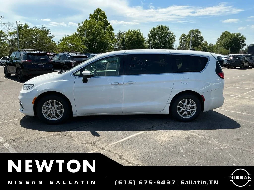 Used 2023 White Chrysler Touring L image 4