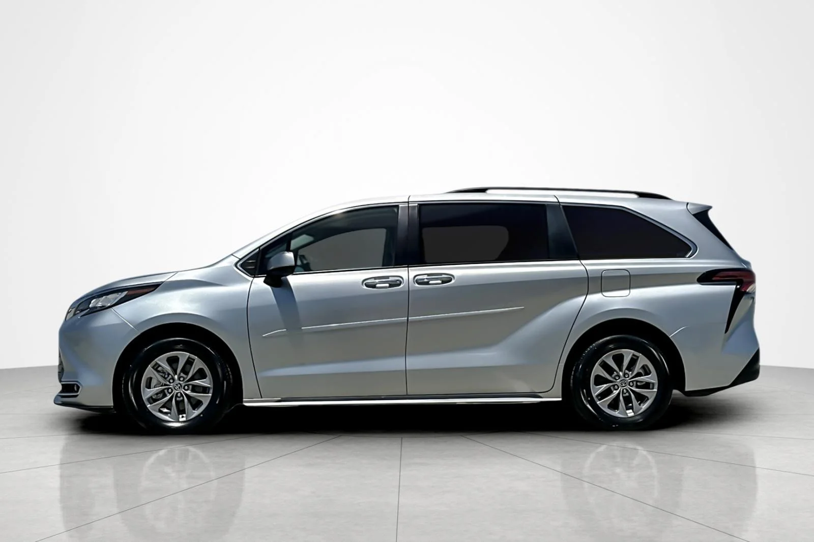 Used 2022 CELESTIAL SILVER MET Toyota XLE image 2