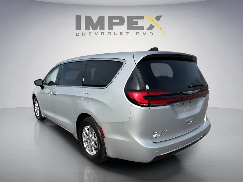 Used 2024 Silver Chrysler Touring L image 3