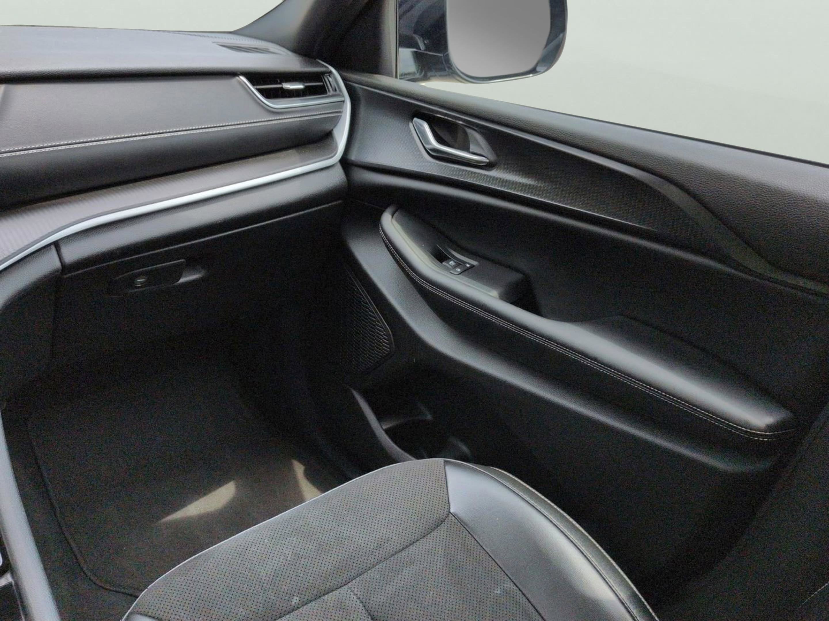 Used 2024 Baltic Gray Metallic Clearcoat Jeep Altitude image 16