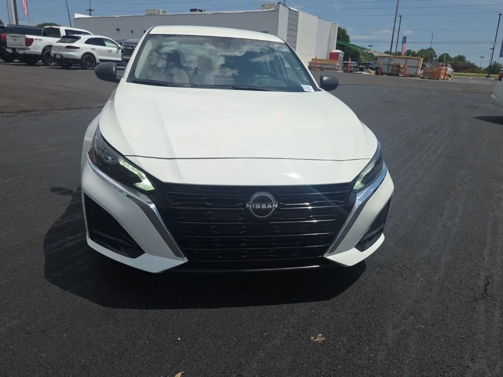 Used 2025 White Nissan 2.5 S image 2