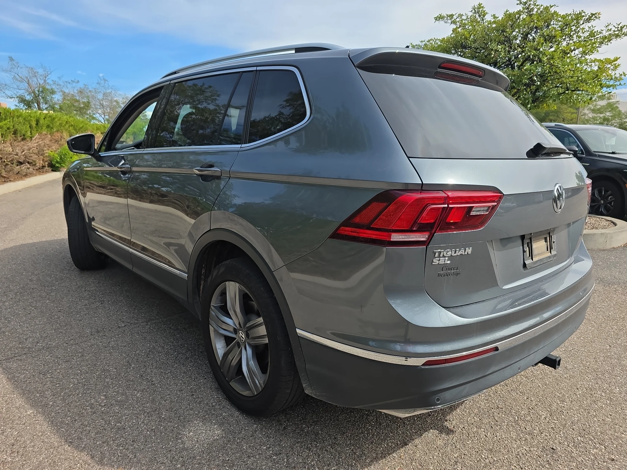 Used 2018 Platinum Gray Metallic Volkswagen SEL Premium image 2
