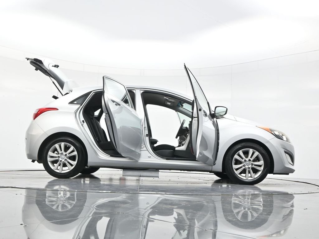 Used 2013 Shimmering Silver Metallic Hyundai Base image 55