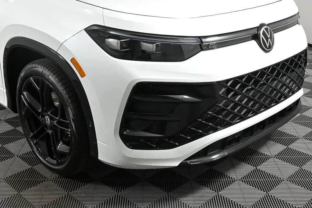 New 2026 Opal White w/Deep Black Roof Volkswagen SE R-Line Black image 36