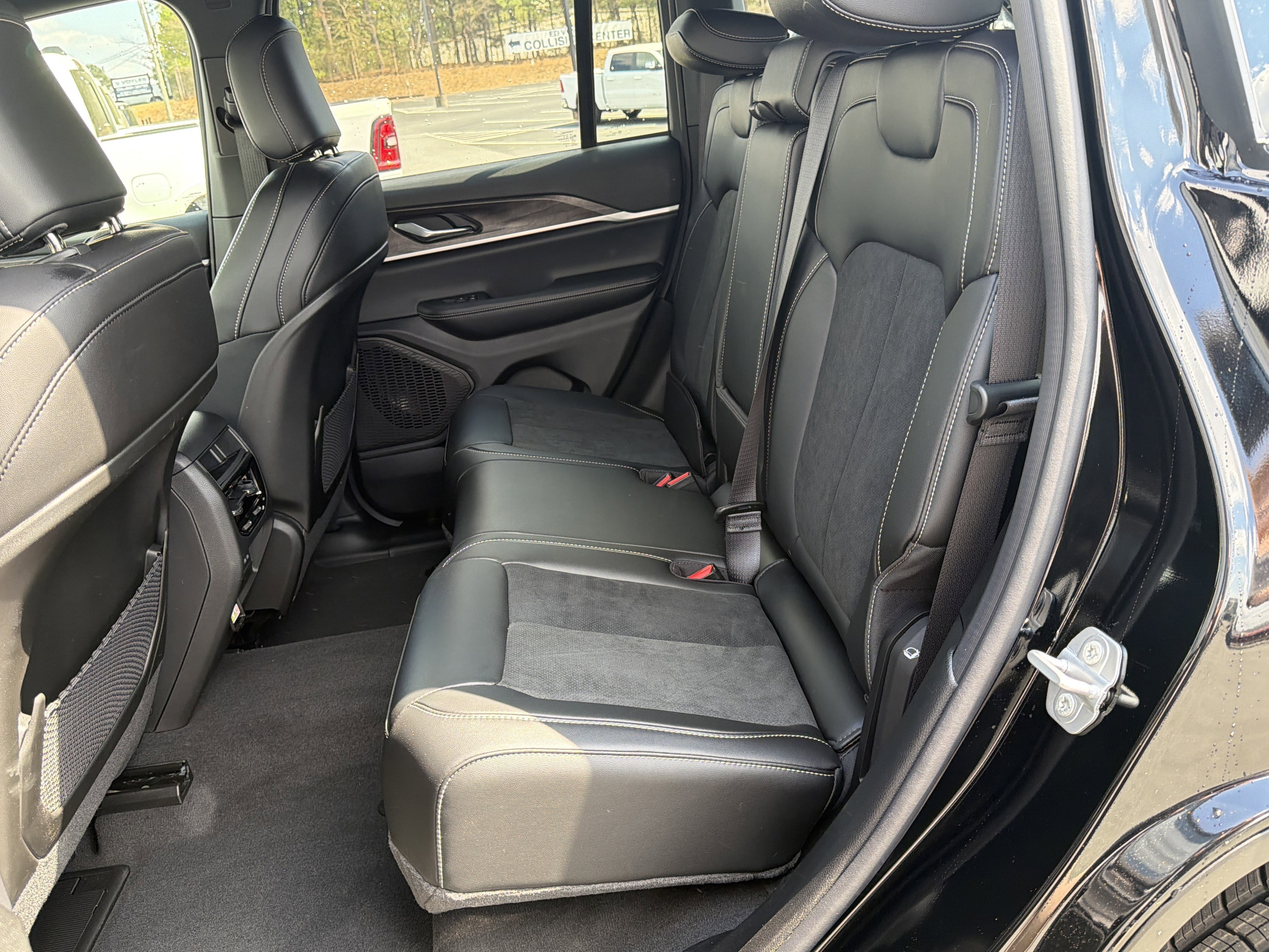 New 2026 Diamond Black Crystal Pearl-Coat Exterior Paint Jeep Altitude image 26