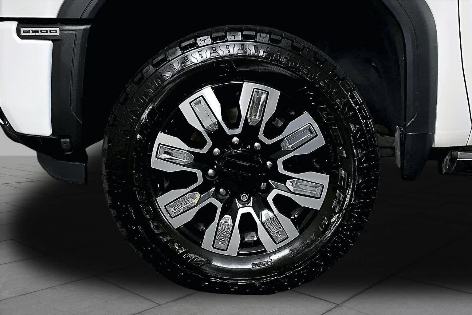 Used 2024 White Frost Tricoat GMC Denali image 10