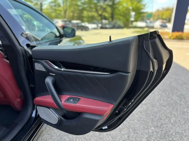 Used 2022 Nero Ribelle Metallic Maserati Modena ~ SPORTIVO PACKAGE & BOWERS & WILKINS image 18