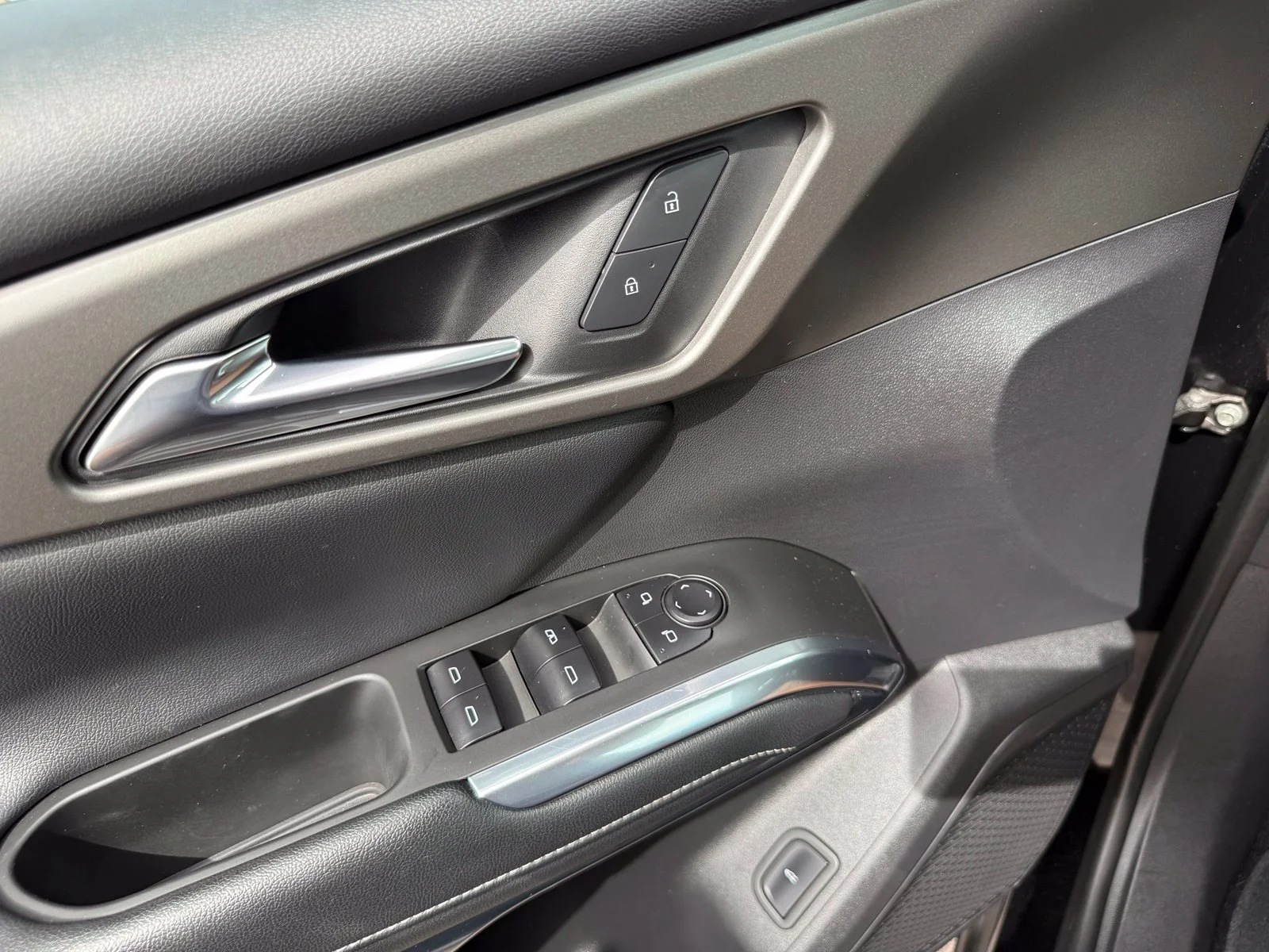 2025 Chevrolet Traverse LT - Photo 12