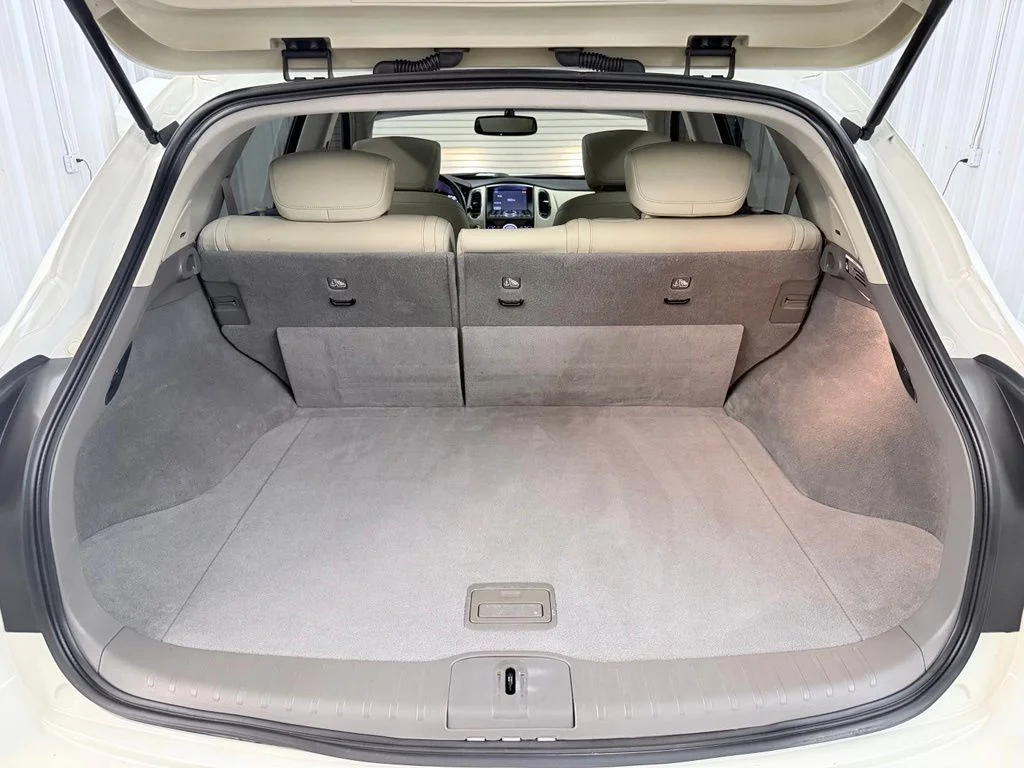 Used 2017 White INFINITI Base image 34