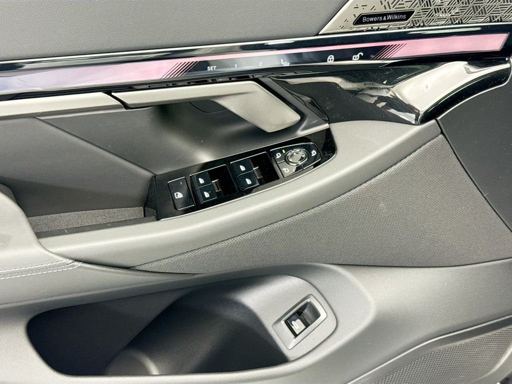 New 2027 White Metallic BMW 550e xDrive image 22