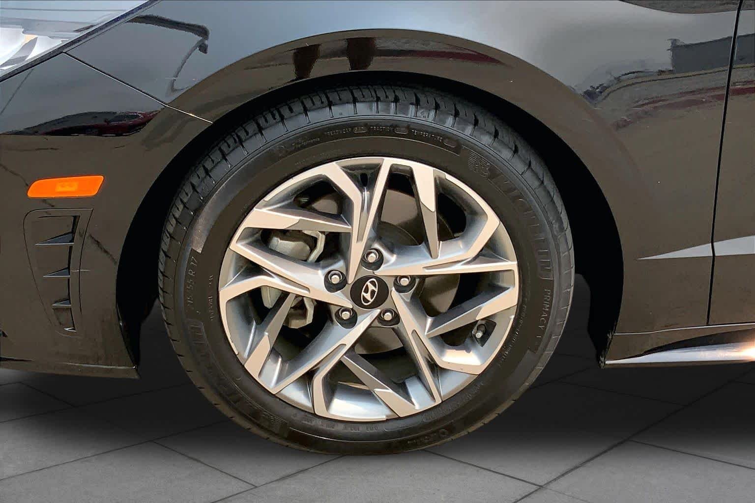 Used 2022 Phantom Black Hyundai SEL image 10