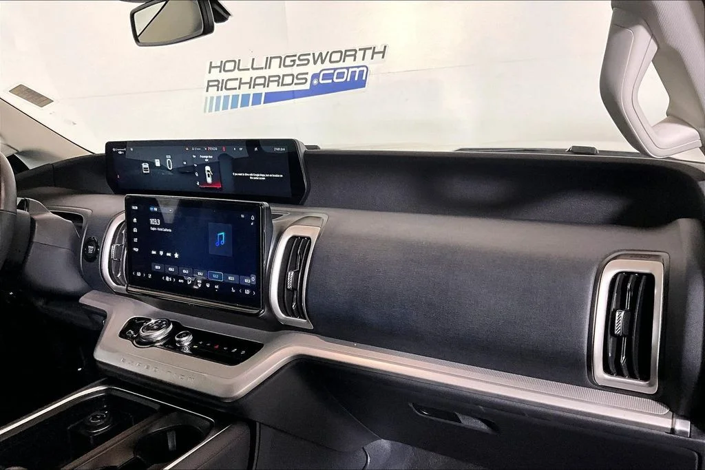 Used 2025 Oxford White Ford Active image 12