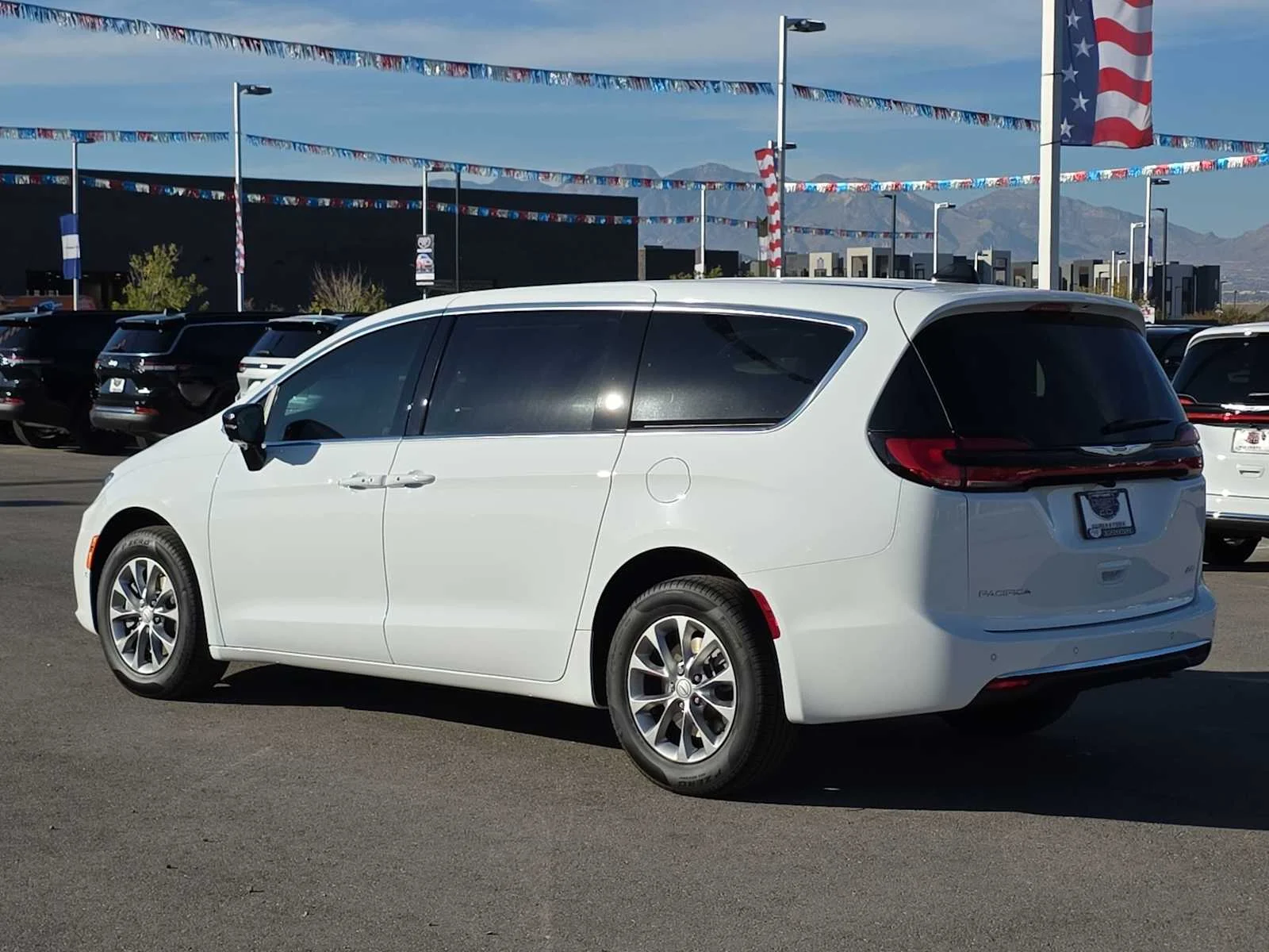 New 2026 Bright White Clear-Coat Exterior Paint Chrysler Select image 6