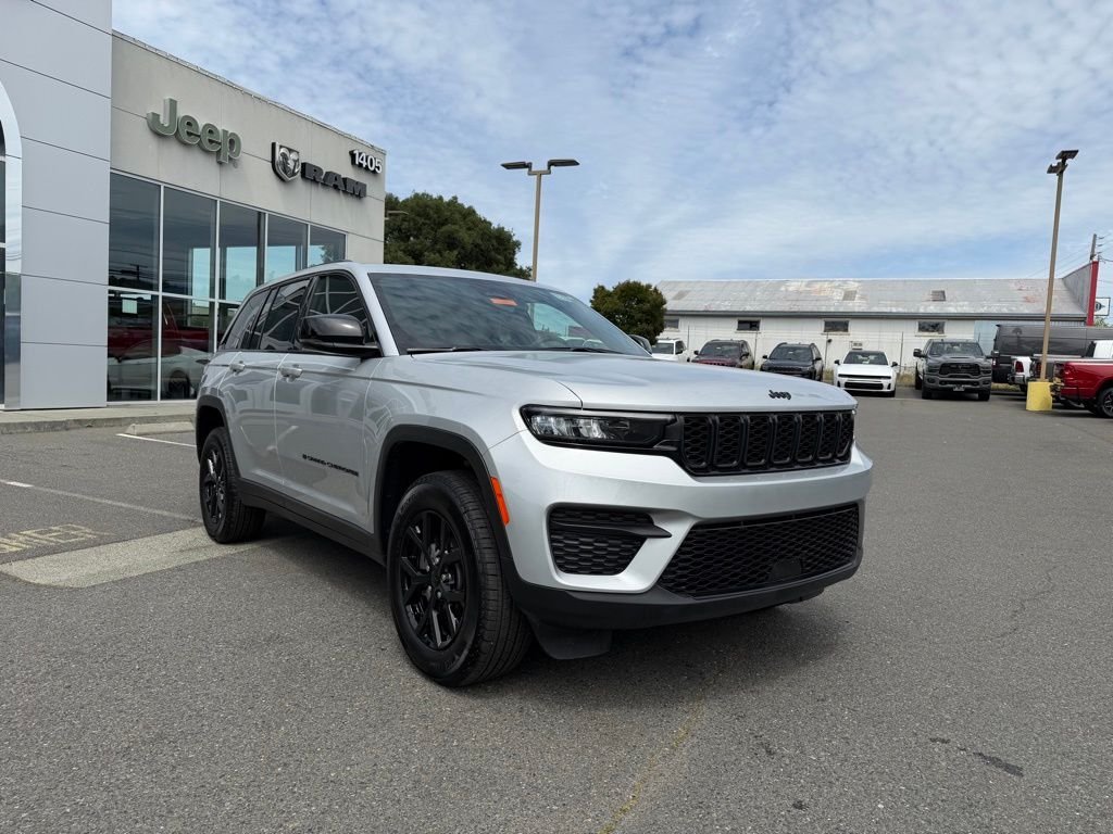Used 2025 Silver Jeep Altitude X image 8