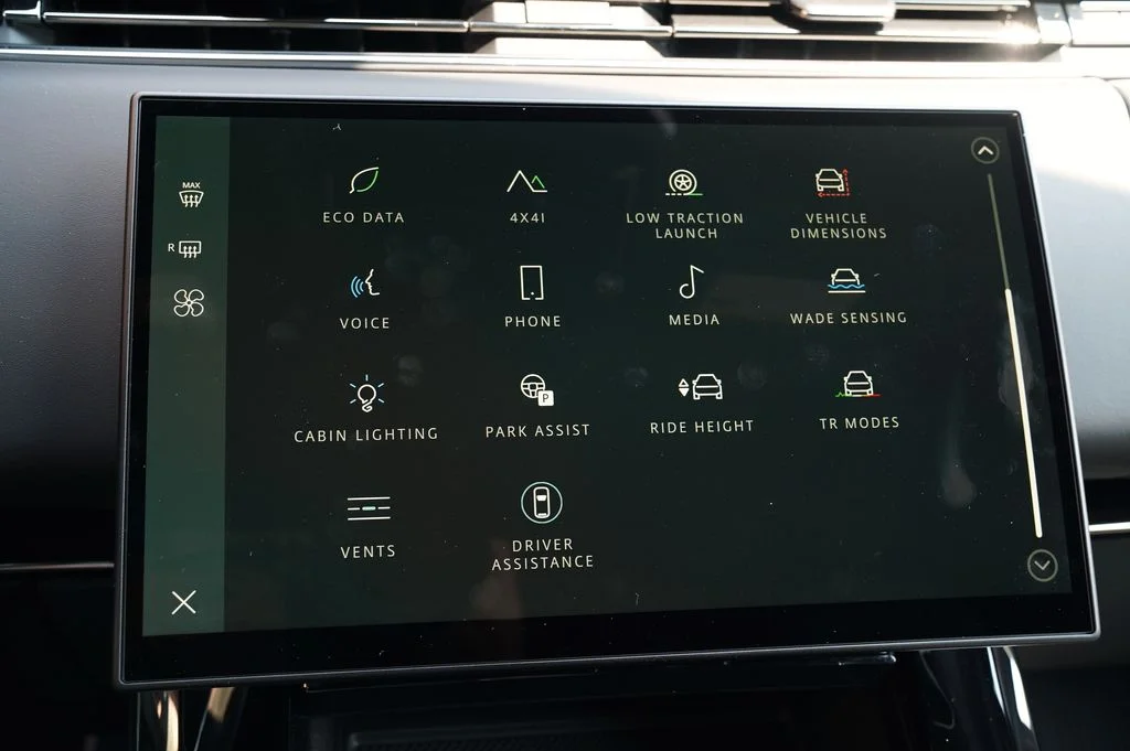 New 2026 Santorini Black Land Rover Dynamic SE image 24