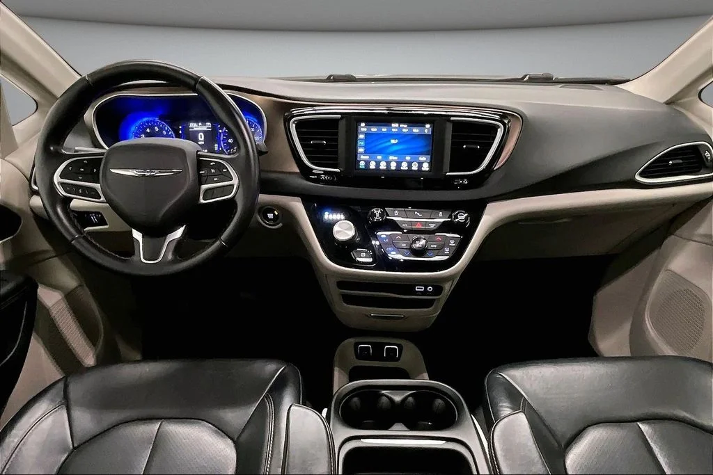 Used 2018 Red Chrysler Touring L image 7