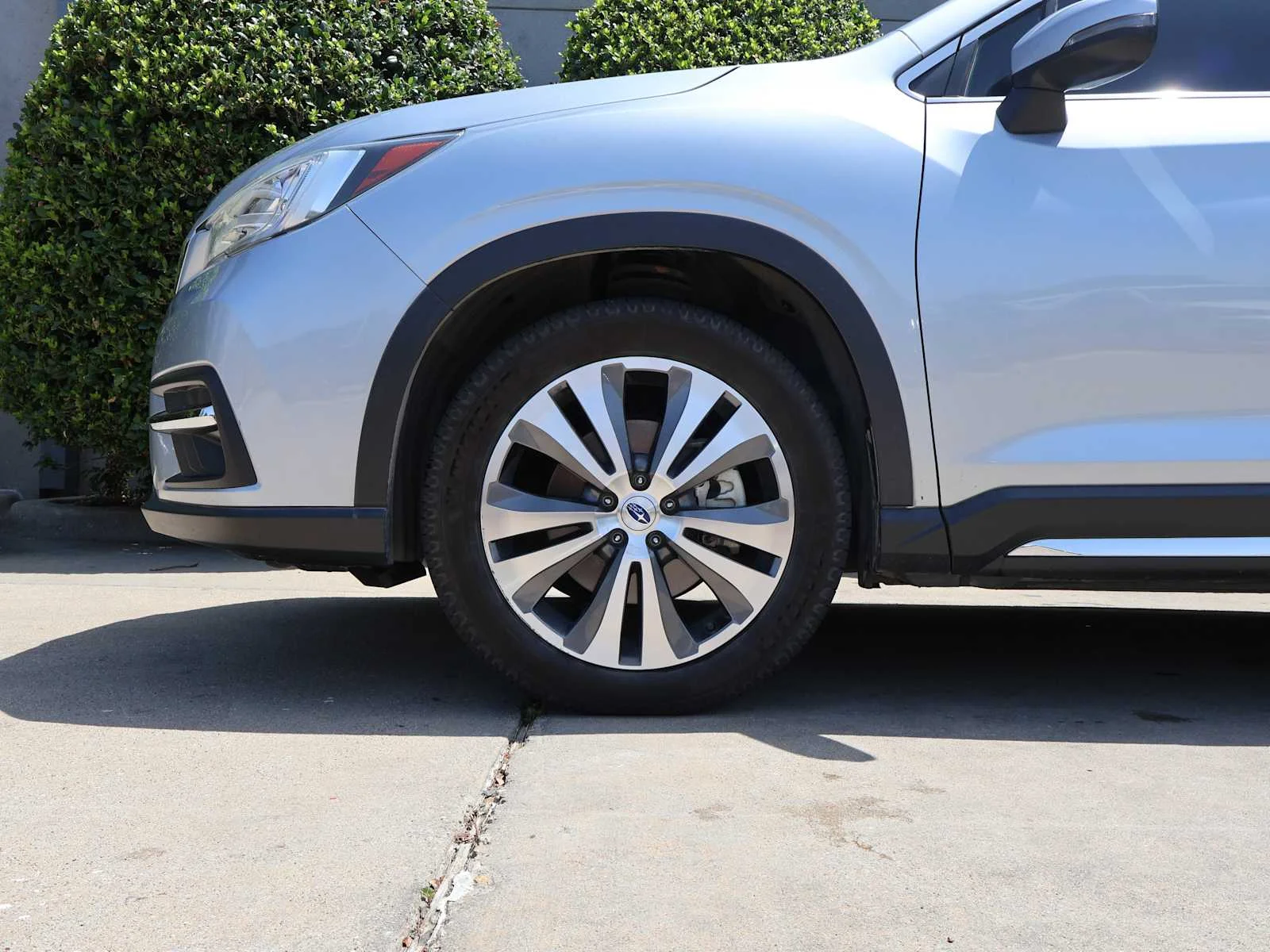 Used 2020 Ice Silver Metallic Subaru Limited image 6