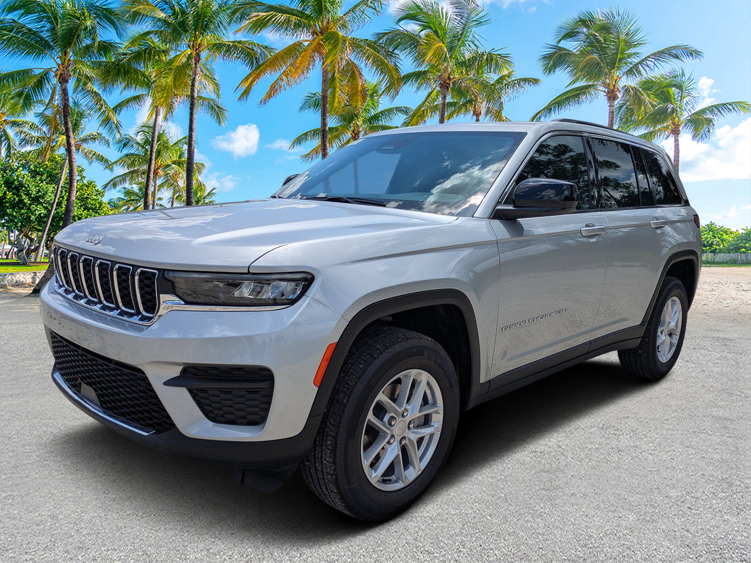 New 2026 Silver Zynith Exterior Paint Jeep Laredo X image 7