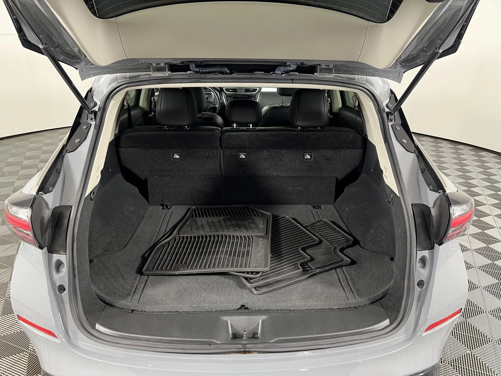 Used 2022 Boulder Gray Pearl Nissan SV image 31
