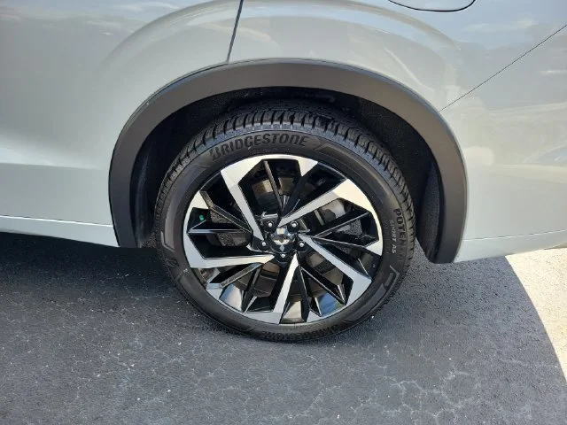 Used 2023  Mitsubishi SEL image 8