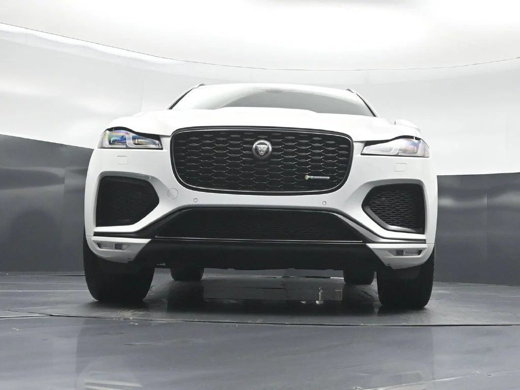Used 2023  Jaguar P400 R-Dynamic S image 41