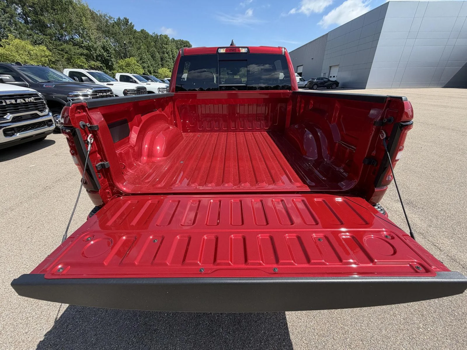 New 2026 Molten Red Pearl-Coat Exterior Paint RAM Big Horn image 19