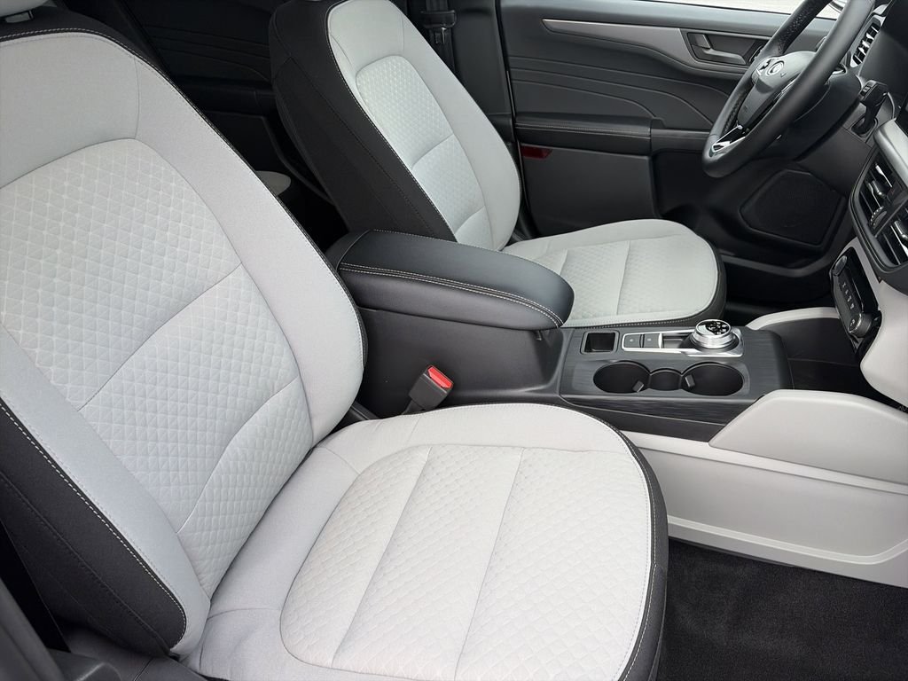 Used 2025 White Ford Active image 32