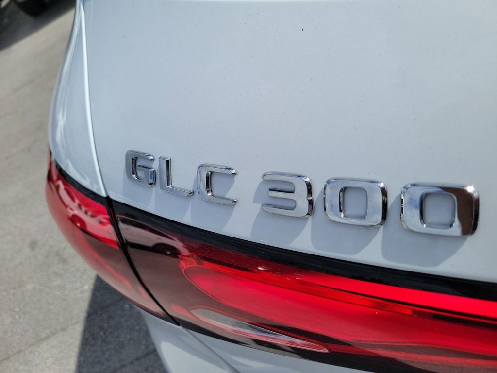 New 2026 MANUFAKTUR Moonlight White Metallic Mercedes-Benz GLC 300 image 7