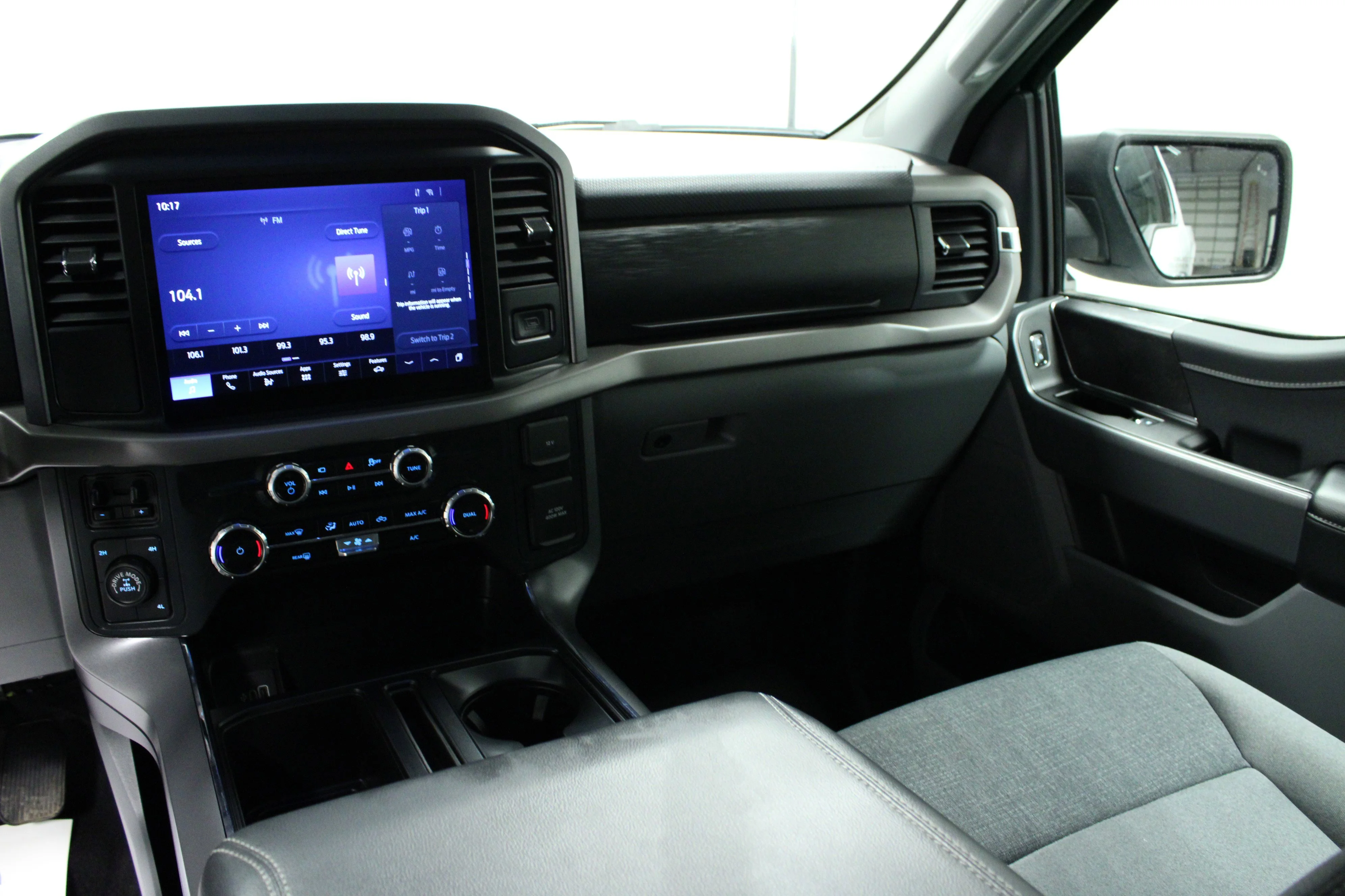 Used 2025 Oxford White Ford XLT image 19