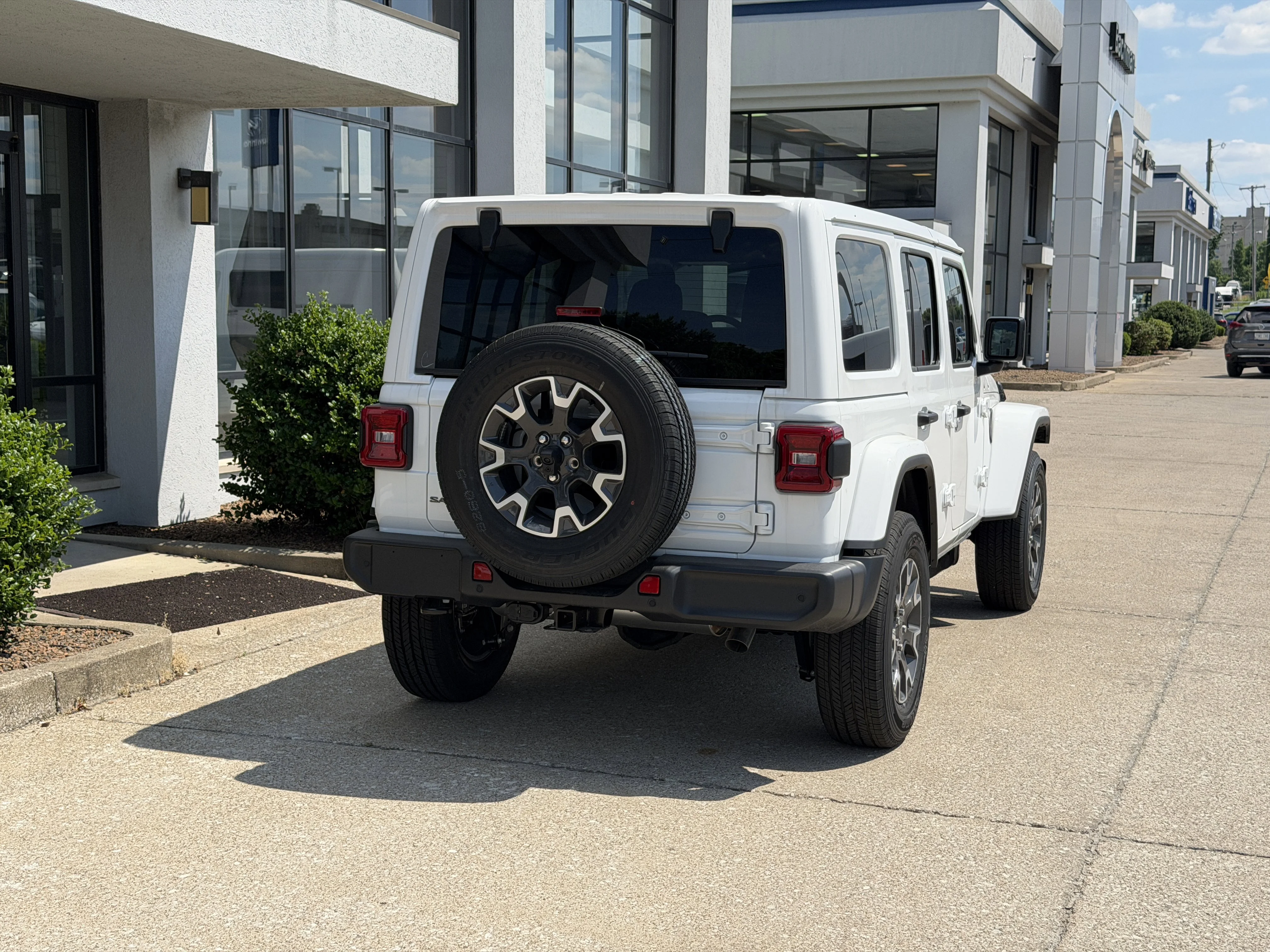 New 2026 Bright White Clear-Coat Exterior Paint Jeep Sahara image 5