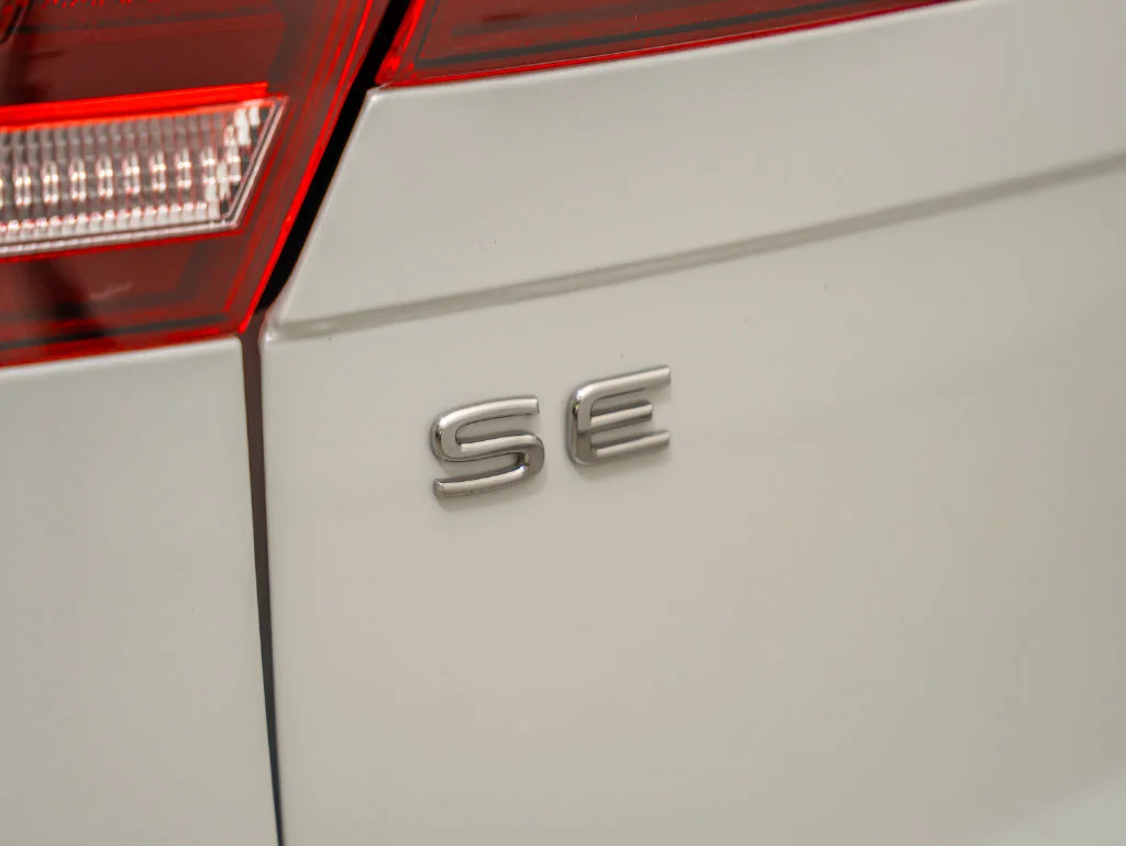 Used 2023 Opal White Volkswagen 2.0T SE image 17