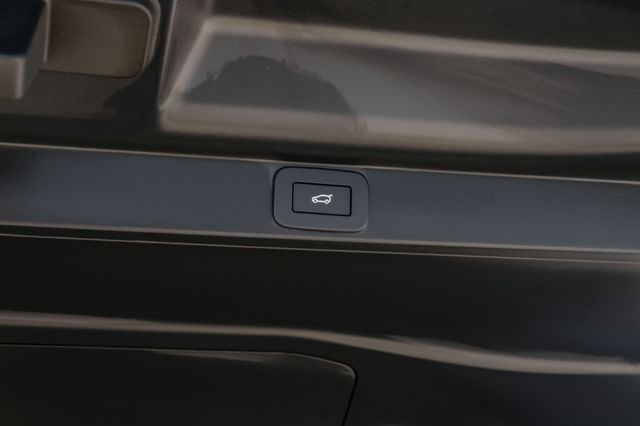 New 2026 Belgravia Green Land Rover SE image 65
