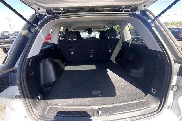 Used 2023 Silver Jeep Laredo image 30