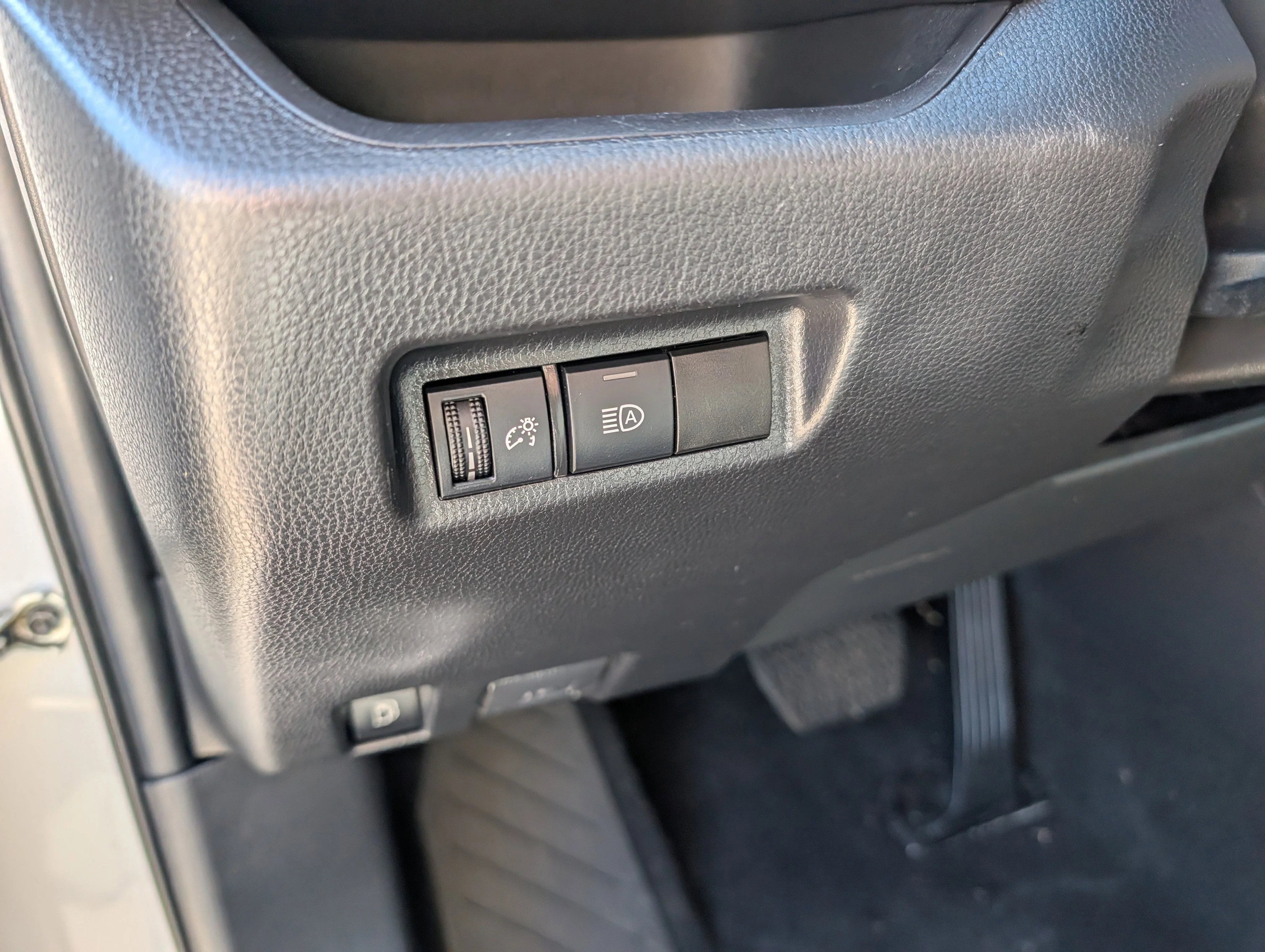 Used 2022 White Toyota Hybrid XLE image 23
