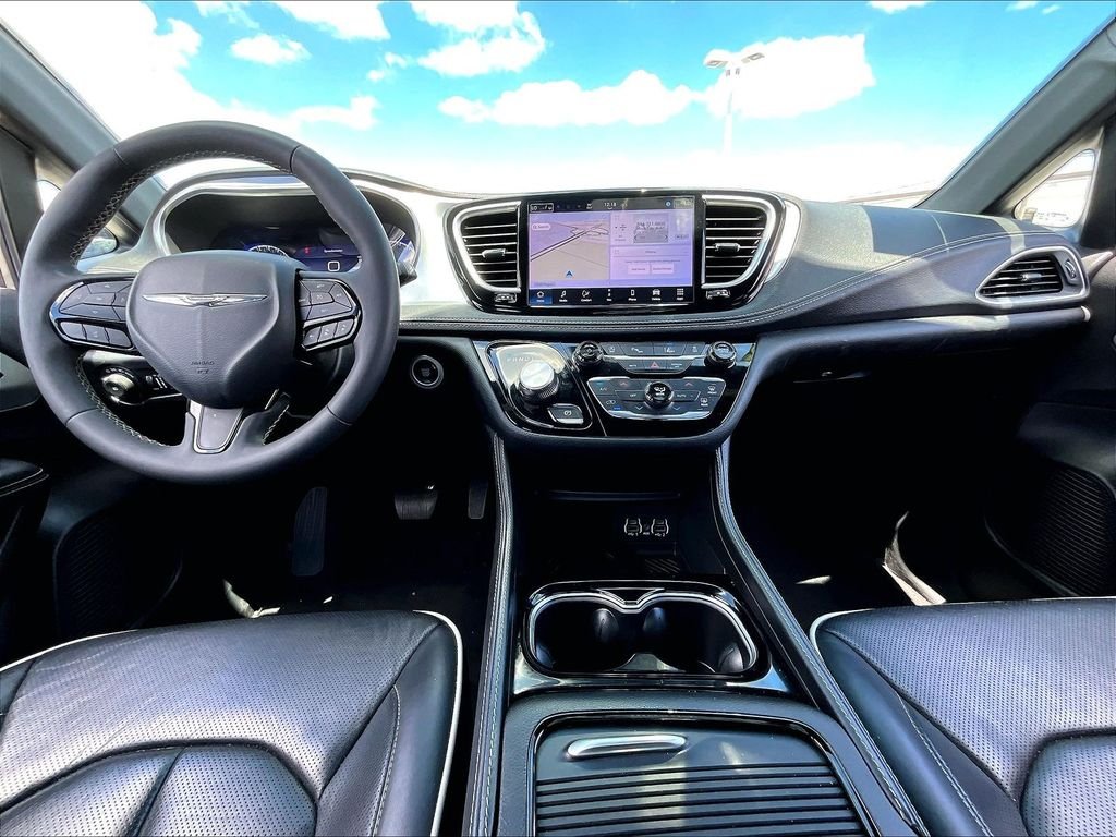 Used 2025 White Chrysler Limited image 22