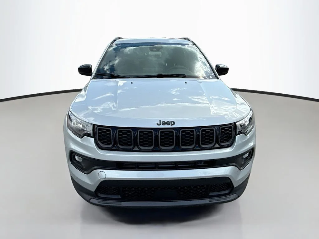 New 2026 Silver Zynith Metallic Clearcoat Jeep Latitude Altitude image 2