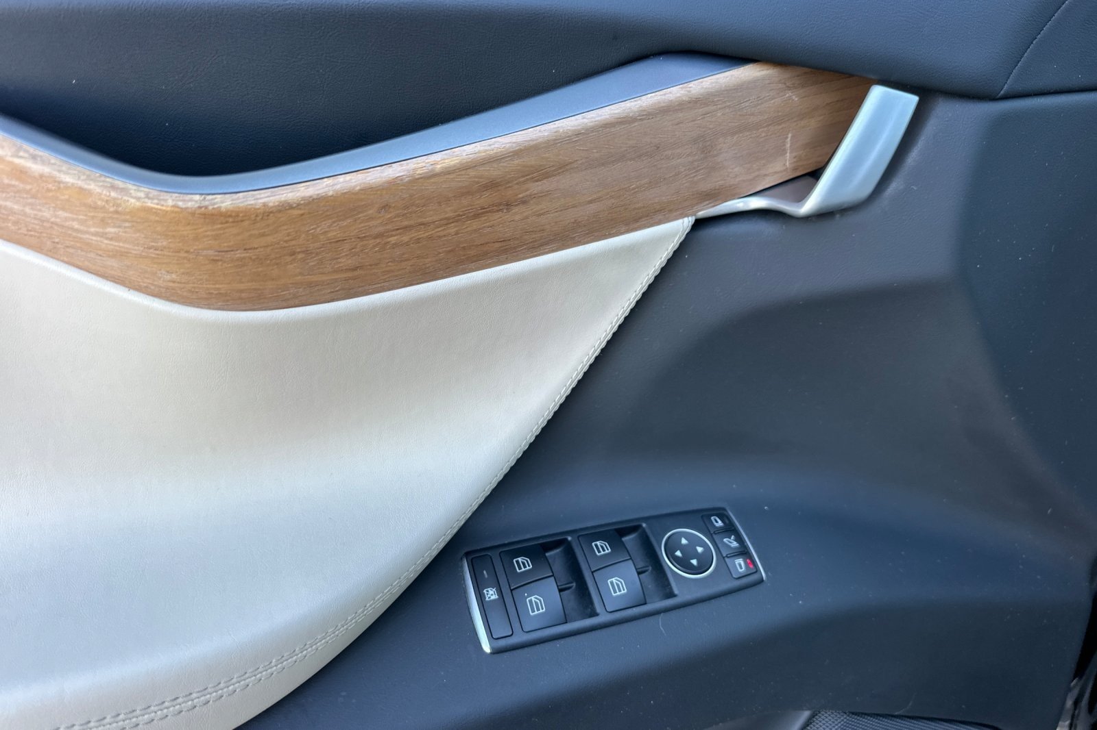 Used 2019 Solid Black Tesla Performance w/ Ludicrous image 10