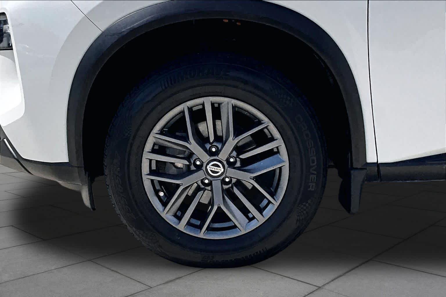 Used 2021 Glacier White Nissan S image 10