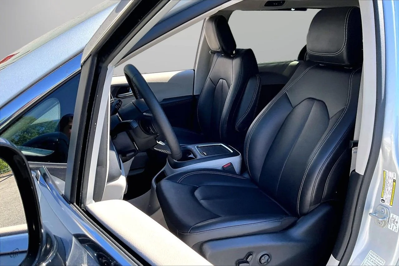 Used 2024 Silver Chrysler Touring L image 20