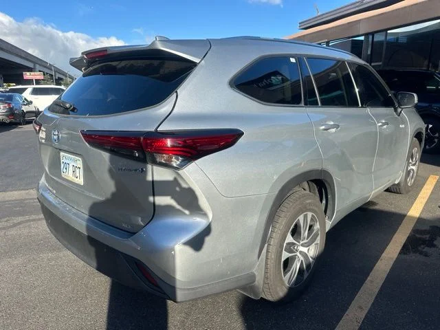 Used 2021 Silver Toyota XLE image 5
