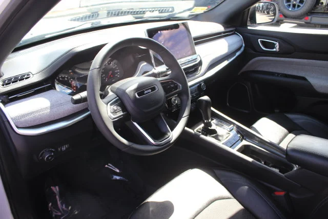 Used 2024 White Jeep Latitude image 3
