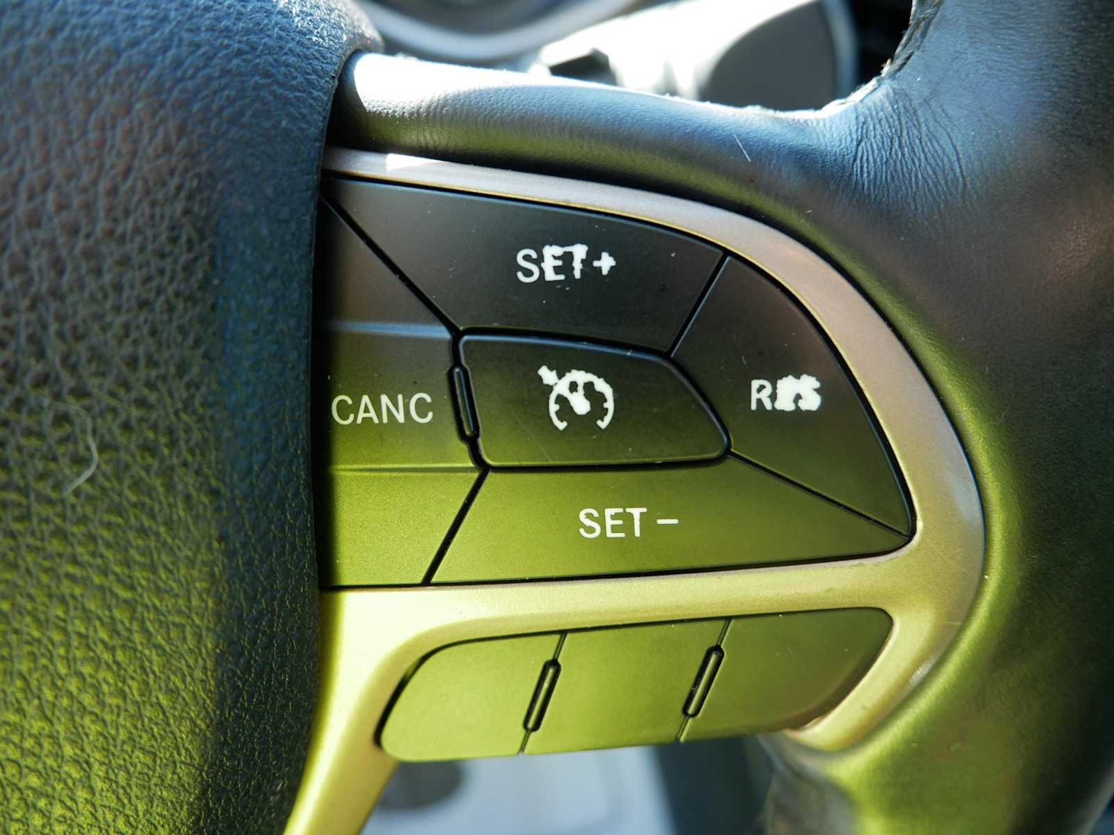 Used 2015 Bright White Clearcoat Jeep Latitude image 16