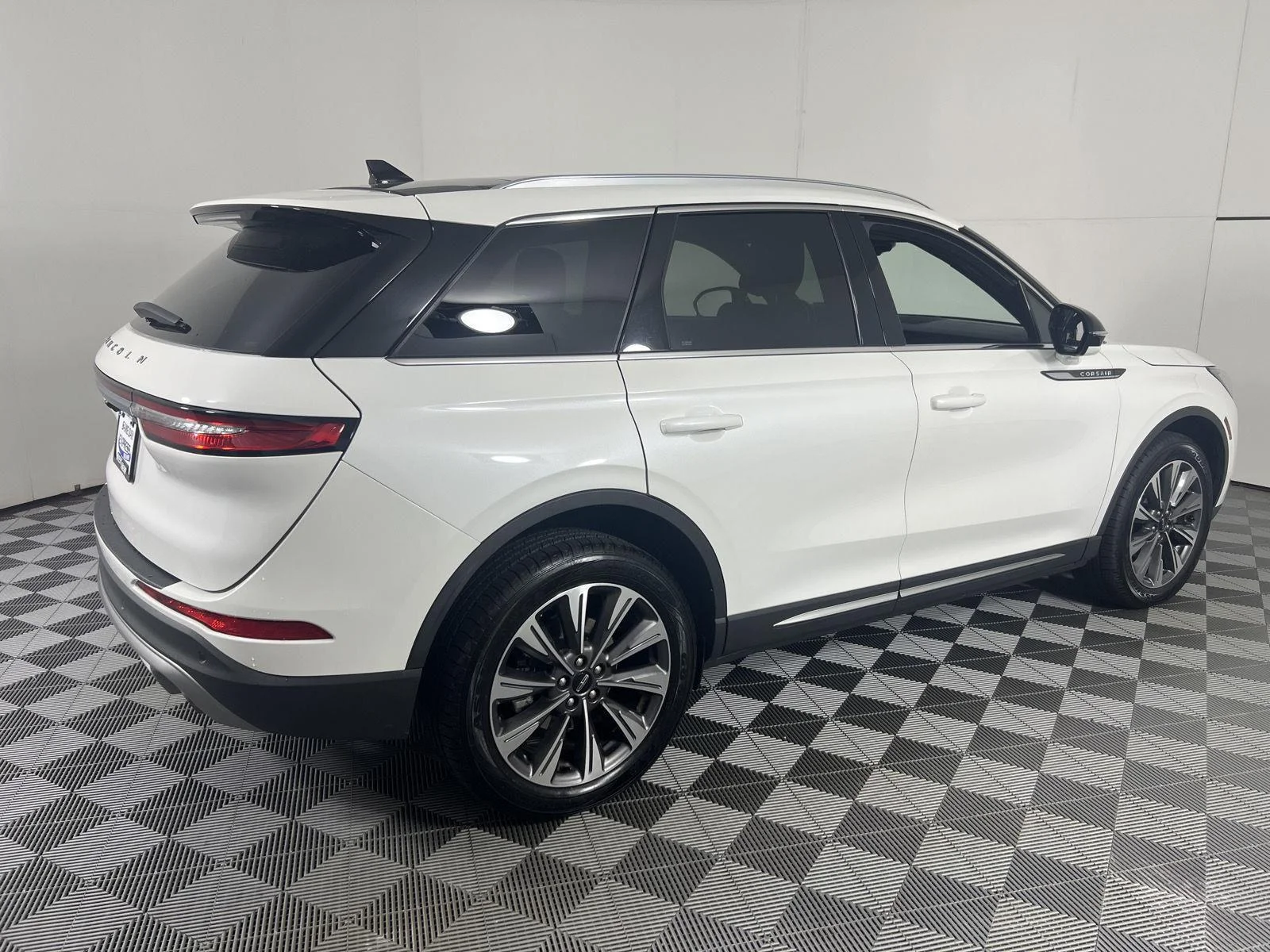 Used 2021 Pristine White Lincoln Reserve image 14