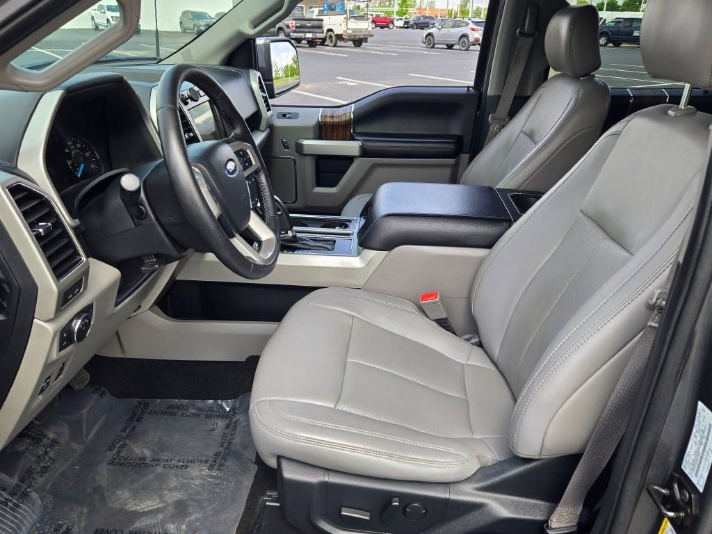 Used 2019 Magnetic Ford Lariat image 25