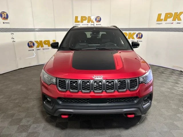 New 2026 Red Hot Pearl-Coat Exterior Paint Jeep Trailhawk image 10