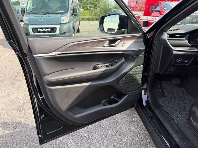 New 2026 Diamond Black Crystal Pearl-Coat Exterior Paint Jeep  image 11