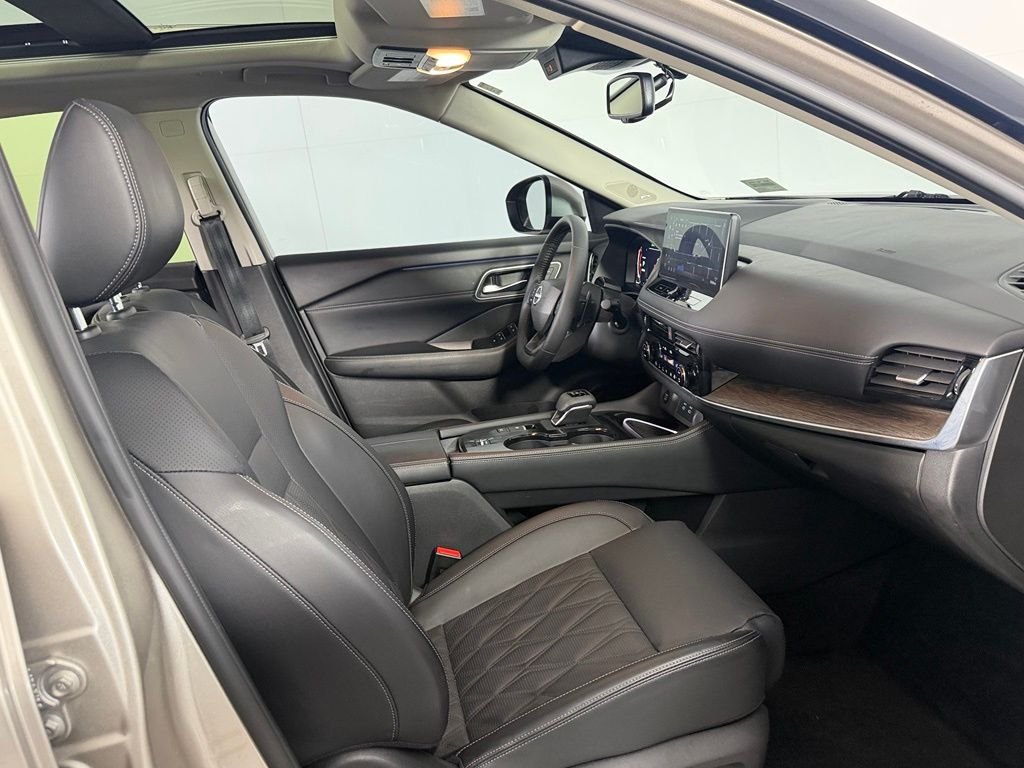 Used 2025 Gold Nissan Platinum image 33
