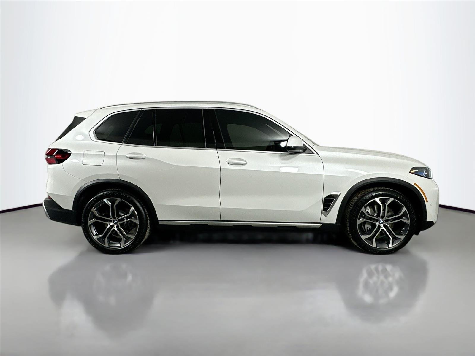 New 2026 Mineral White Metallic BMW xDrive50e image 5