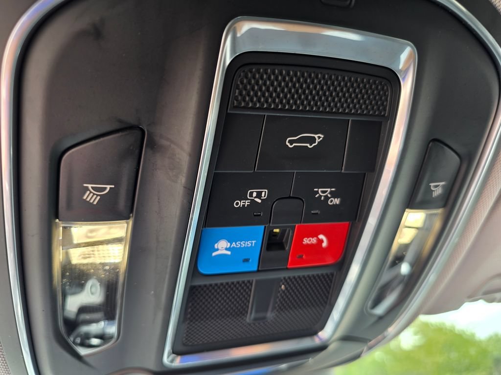 Used 2023  Jeep Limited image 25
