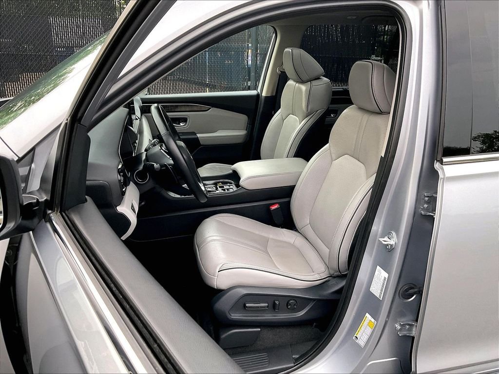 Used 2023 Lunar Silver Metallic Honda Elite image 9